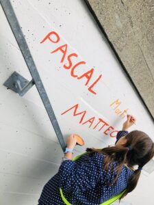 Streetart preparazione Murale sottopassaggio di Bioggio con i bambini che firmano