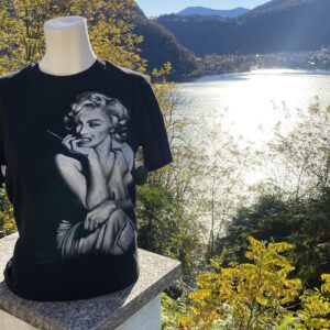 T-shirt dipinta a mano raffigurante Marilyn Monroe