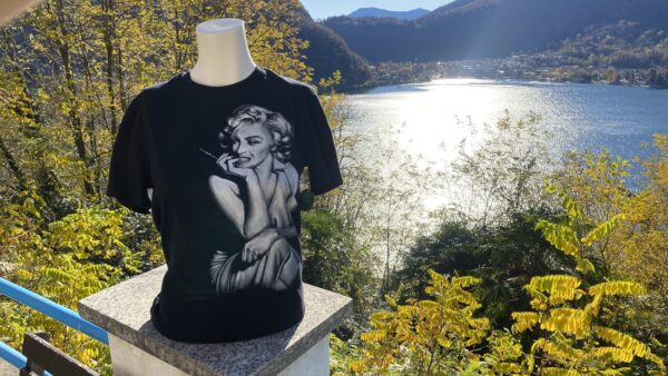 T-shirt dipinta a mano raffigurante Marilyn Monroe