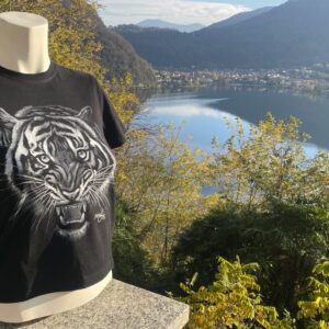 T-shirt dipinta a mano con tigre