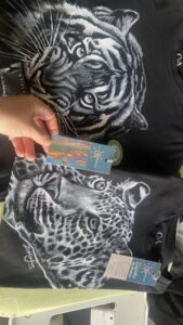 T-shirt dipinta a mano con tigre e leopardo