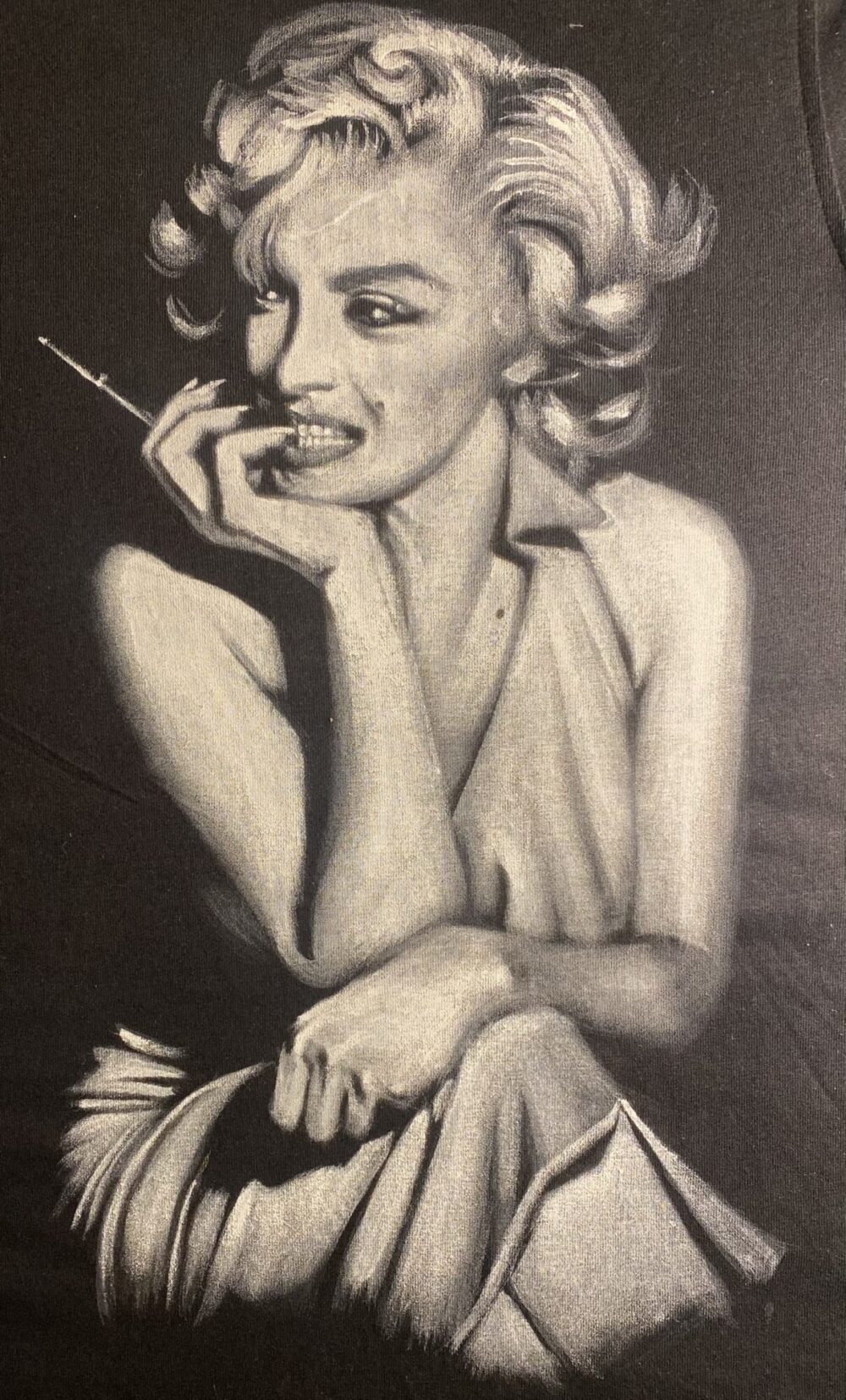 Primo piano T-shirt dipinta a mano raffigurante Marilyn Monroe