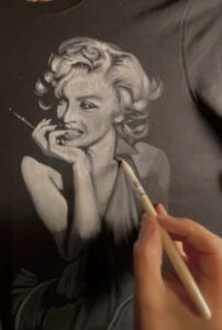 artista MaDesi dipinge T-shirt dipinta a mano raffigurante Marilyn Monroe