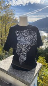 T-shirt personalizzata con dipinto a mano un leopardo