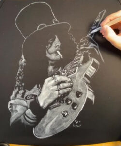 artista MaDesi che dipinge Slash su T-shirt