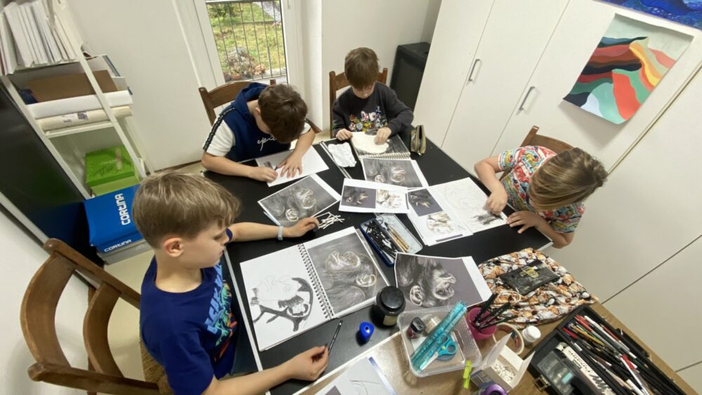 Corso di carboncino bambini che disegnano uno scimpanzè