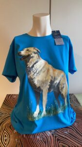 T-shirt personalizzata con dipinto a mano un cane copiato da fotografia