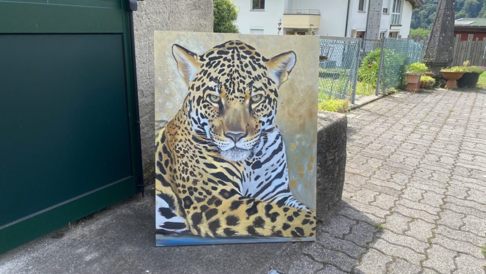 Quadro dipinto a olio di un leopardo in primo piano