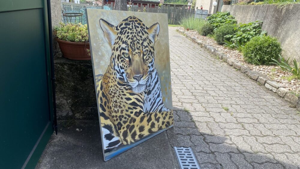 Quadro dipinto a olio di un leopardo in primo piano