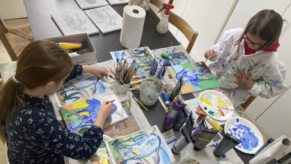 Creazioni degli allievi durante un corso di pittura.